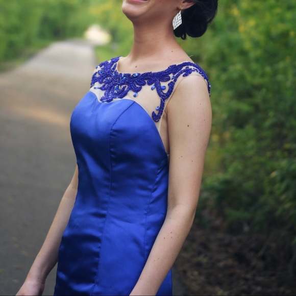 Open back w train, royal blue prom dress. Size 2-4 - Picture 3 of 3